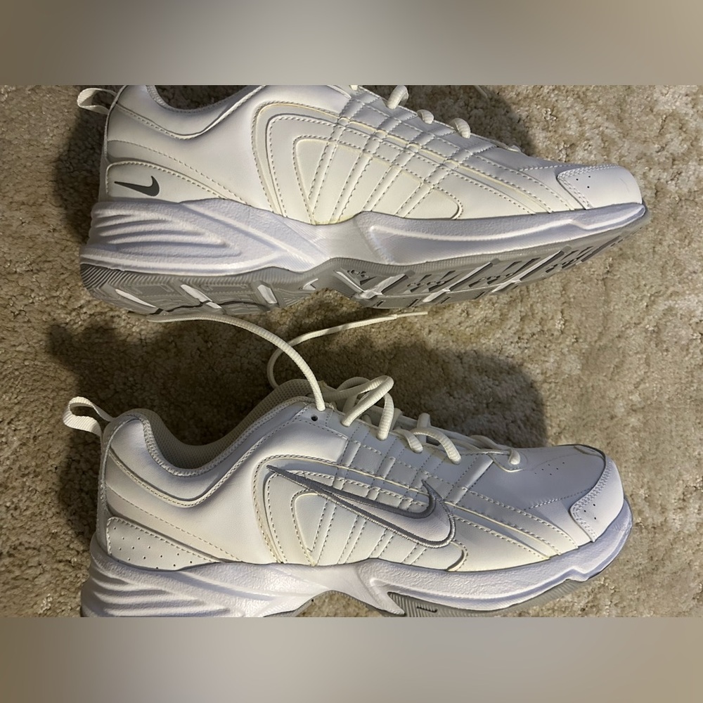 NWOT Nike women’s tie up white tennis shoes. - Picture 7 of 9